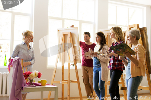 Image of drawing teacher and students at art school