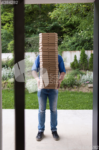 Image of pizza deliverer