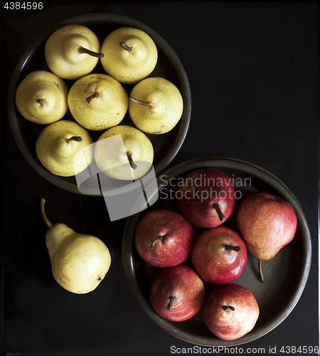 Image of Yellow and red pears in bowls