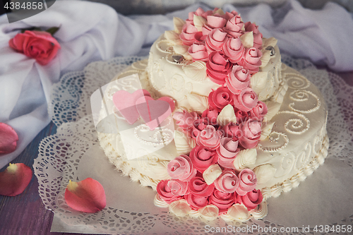 Image of wedding cake with flowers