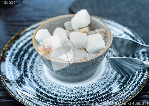 Image of White and brown sugar