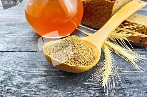 Image of Malt in spoon on wooden board