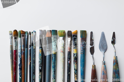 Image of palette knives or painting spatulas and brushes