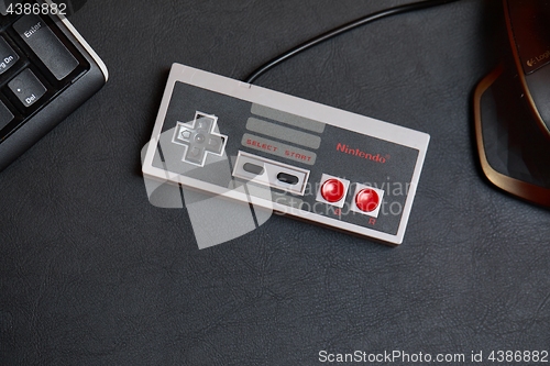 Image of Nintengo NES controller