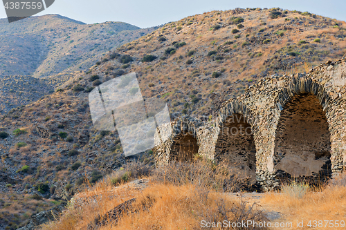 Image of An ancient wall with an arch of stone