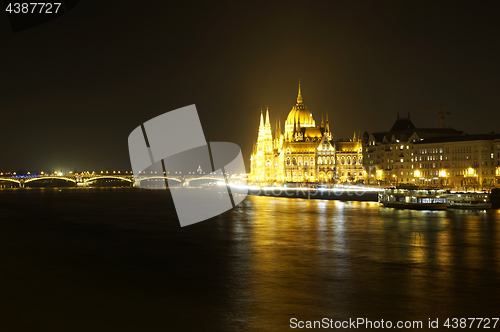 Image of Hungarian Parliament in Budapest at night