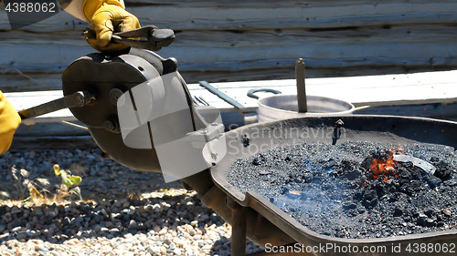 Image of Farrier working.