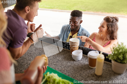 Image of customers couple ordering something at food truck