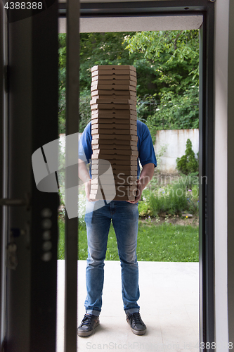 Image of pizza deliverer