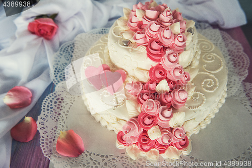 Image of wedding cake with flowers