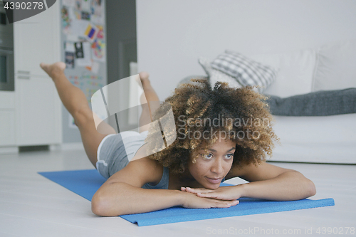 Image of Seriou woman concentrated on workout