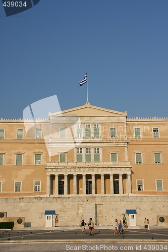 Image of parliament and tourists