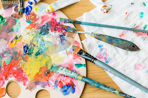 Image of palette knives or painting spatulas and brushes