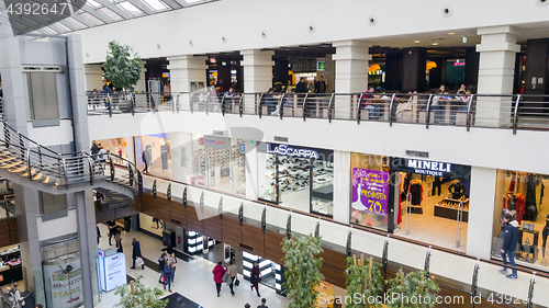 Image of People in shopping center