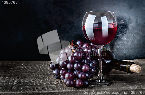 Image of Wine with grapes and bottle