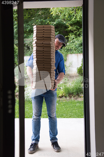 Image of pizza deliverer