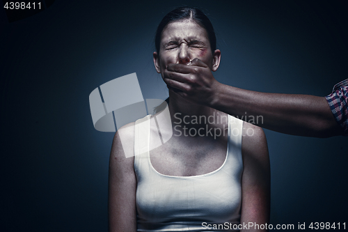 Image of Man covering young woman\'s mouth