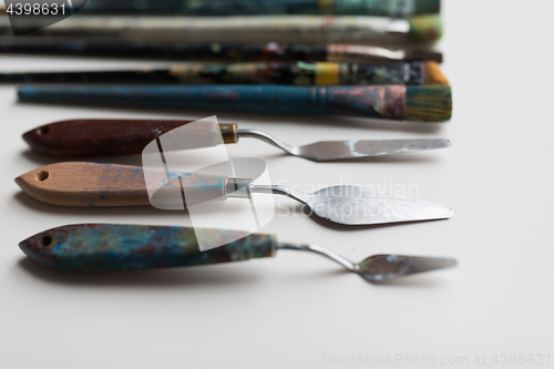 Image of palette knives or painting spatulas and brushes