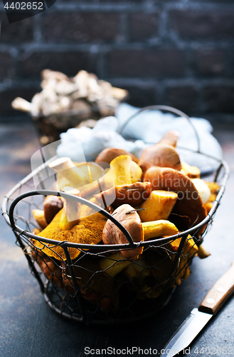 Image of raw mushrooms