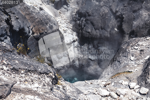 Image of volcanic lake at waimangu