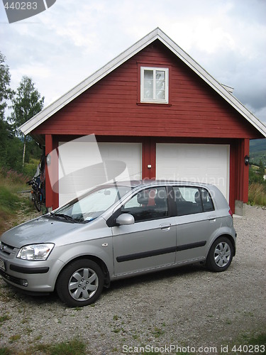 Image of Getz in front of a garage