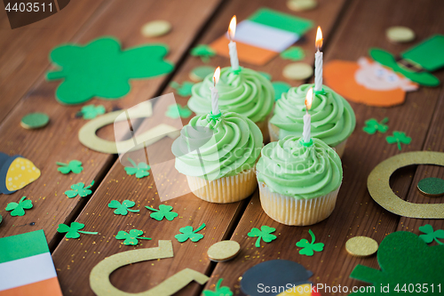 Image of green cupcakes and st patricks day decorations