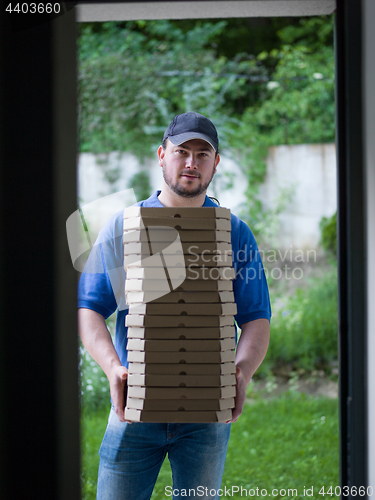 Image of pizza deliverer