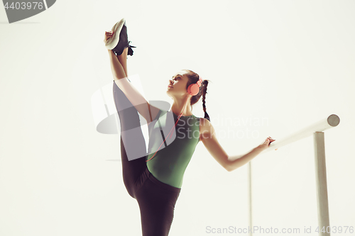 Image of The woman in the dance hall at the ballet machine