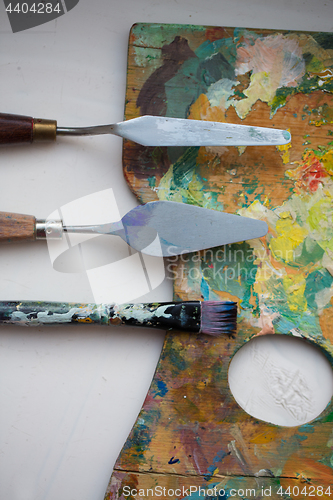 Image of palette knives or painting spatulas and brush