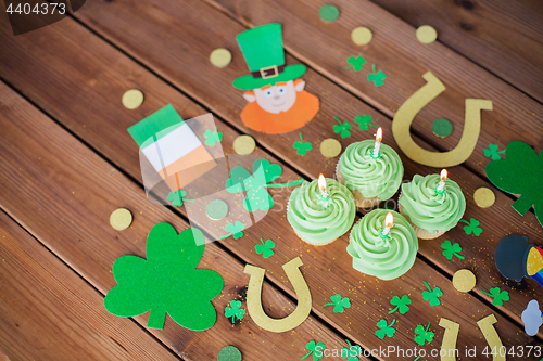 Image of green cupcakes and st patricks day decorations