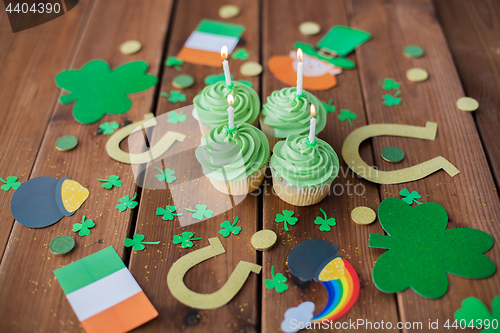 Image of green cupcakes and st patricks day decorations