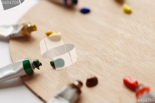 Image of palette and acrylic color tubes or paint