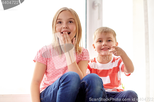 Image of surprised little kids at window