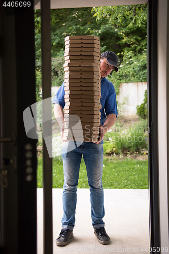 Image of pizza deliverer