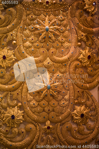 Image of gold jewelry in the shop window