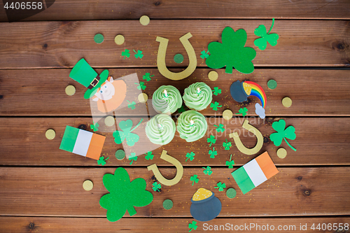 Image of green cupcakes and st patricks day decorations