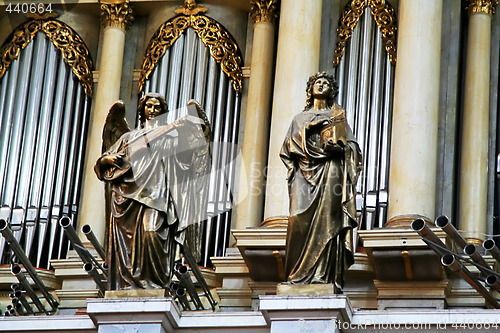 Image of metalic statues near organ