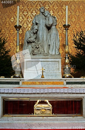 Image of sculpture of saints placed above relicts in cathedral