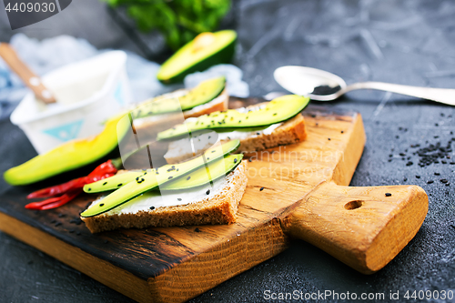 Image of bread with cheese and with avocado 