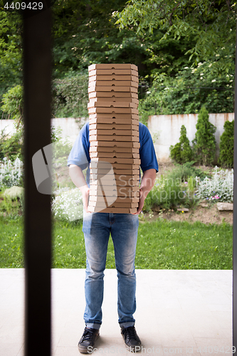 Image of pizza deliverer