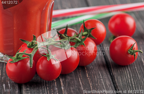 Image of Cherry tomatoes and glass of tomato