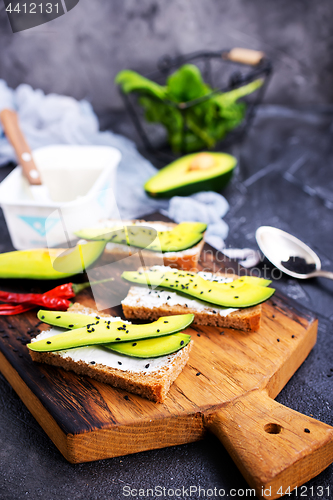 Image of bread with cheese and with avocado 