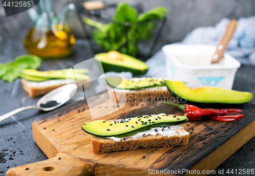 Image of bread with cheese and with avocado 