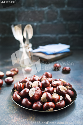 Image of raw chesnuts 
