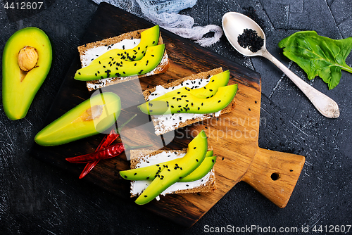 Image of bread with cheese and with avocado 