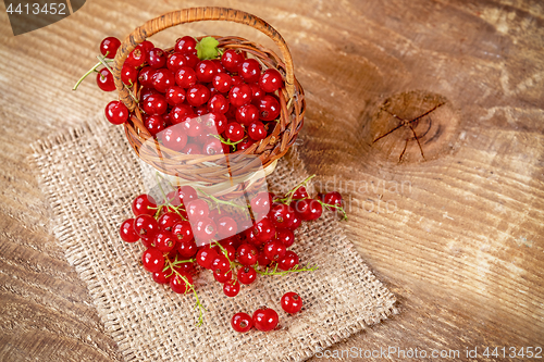 Image of Redcurrant on wooden table