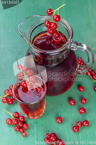 Image of Red currant juice in glass with fruits