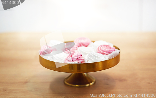 Image of zephyr or marshmallow on cake stand