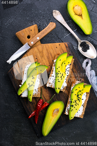 Image of bread with cheese and with avocado 