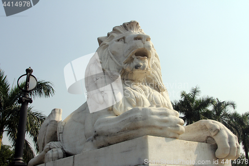 Image of Antique Lion Statue at Victoria Memorial Gate, Kolkata